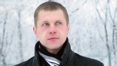 Yetişkin adamın kafasını