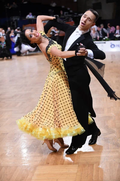 Pareja de baile de salón, bailando en la competencia —  Fotos de Stock