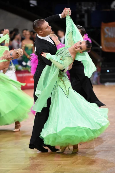 Pareja de baile de salón, bailando en la competencia —  Fotos de Stock