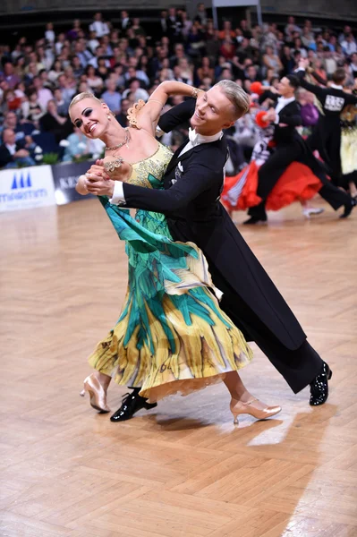 Ballroom dance par, dans på tävlingen — Stockfoto