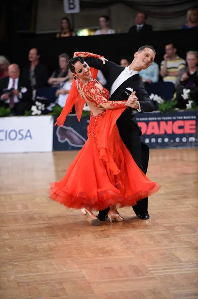 Taneční pár, tančí na soutěži — Stock fotografie