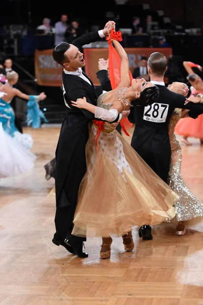 Ballroom dance couple, dancing at the competition — Stock Photo, Image