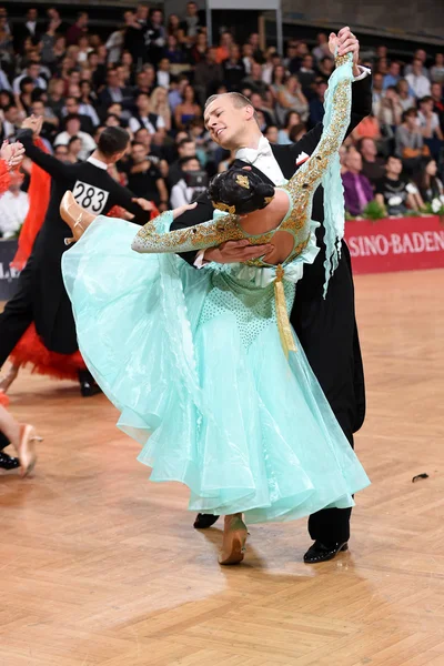 Casal de dança de salão, dançando na competição — Fotografia de Stock