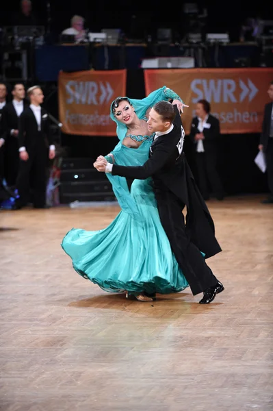 Casal de dança de salão, dançando na competição — Fotografia de Stock