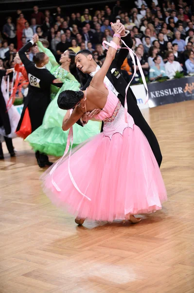 Pareja de baile de salón, bailando en la competencia — Foto de Stock