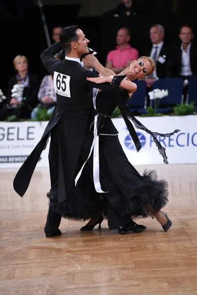Ballroom dans paar, dansen op de concurrentie — Stockfoto
