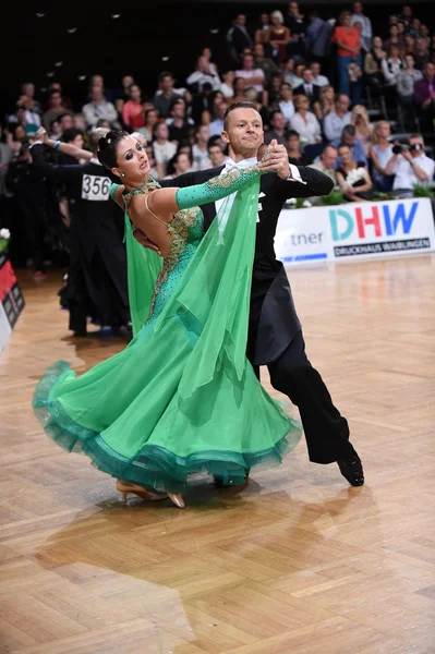 Ballroom dance couple, dancing at the competition — Stock Photo, Image