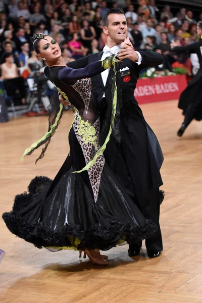 Casal de dança de salão, dançando na competição — Fotografia de Stock