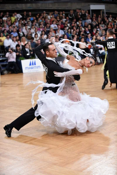 Ballroom dance couple, dancing at the competition — Stock Photo, Image