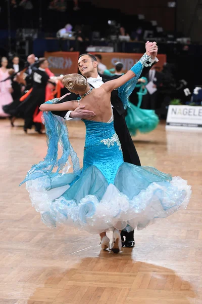 Pareja de baile de salón, bailando en la competencia — Foto de Stock