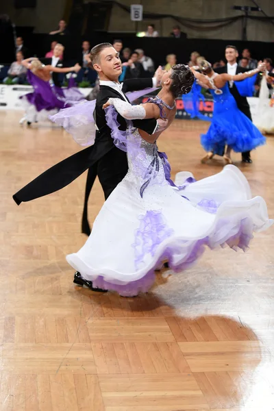 Casal de dança de salão, dançando na competição — Fotografia de Stock