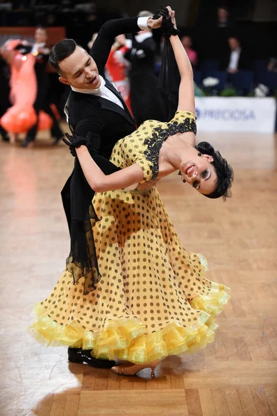 Pareja de baile de salón, bailando en la competencia — Foto de Stock