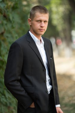 Adam bir takım elbise daimi bir parkta