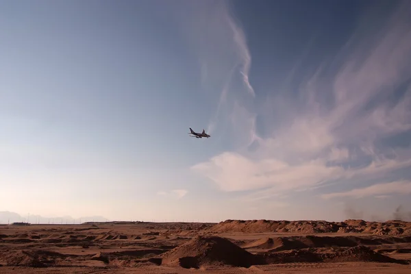 Avião sobre deserto — Fotografia de Stock