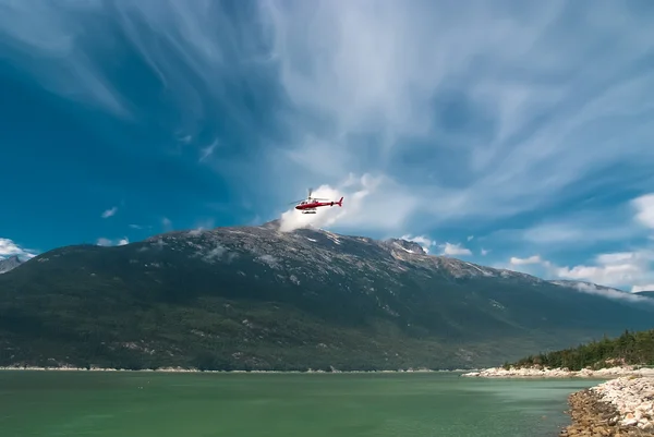 Helikopter uçan out Alaska — Stok fotoğraf