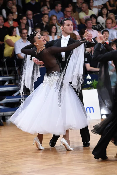 Pareja de baile de salón, bailando en la competencia — Foto de Stock