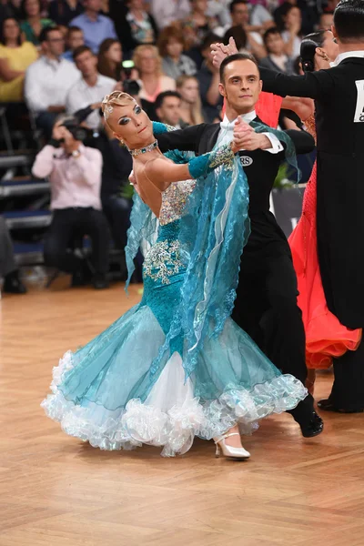 Ballroom dance par, dans på tävlingen — Stockfoto