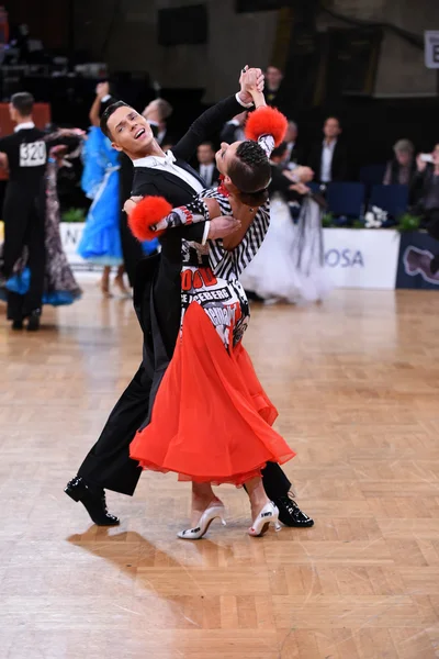 Ballroom dance couple, dancing at the competition — Stock Photo, Image