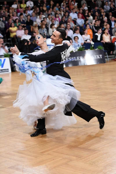 Casal de dança de salão, dançando na competição — Fotografia de Stock