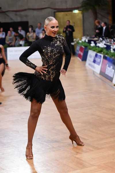 Yarışma sırasında kadın latin dansçı — Stok fotoğraf