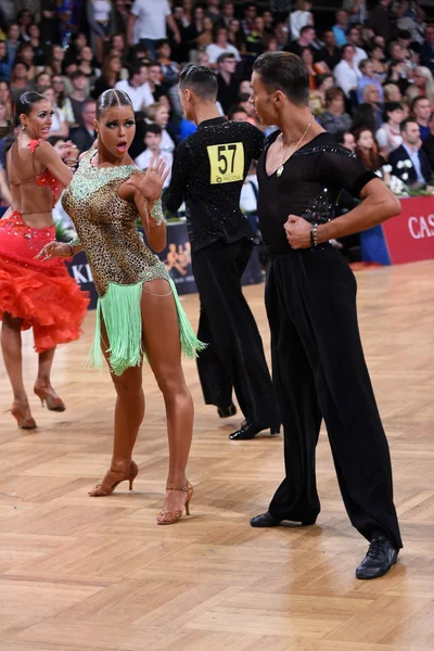 Pár latinskoamerické tance v soutěži — Stock fotografie