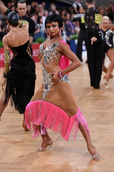 Vrouwelijke Latijns-danser dansen tijdens de wedstrijd — Stockfoto