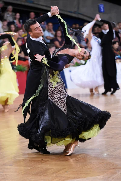Ballroom dans paar, dansen op de concurrentie — Stockfoto