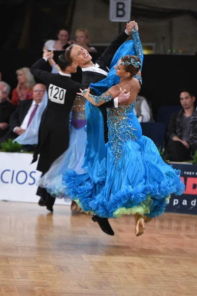 Ballroom dance par, dans på tävlingen — Stockfoto