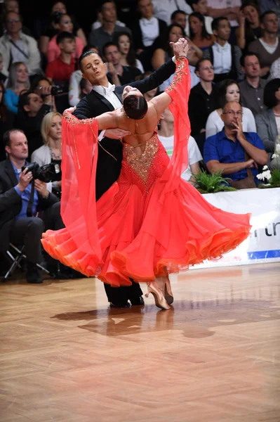 Casal de dança de salão, dançando na competição — Fotografia de Stock