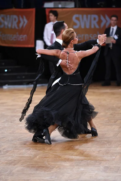 Ballroom dance couple, dancing at the competition — Stock Photo, Image