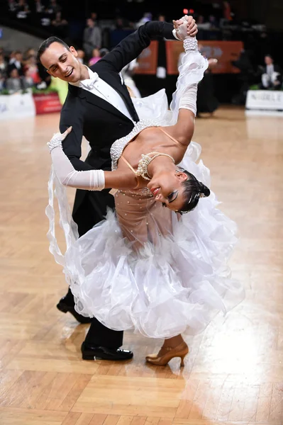 Ballroom dance couple, dancing at the competition — Stock Photo, Image