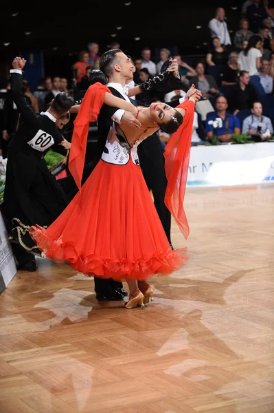 Ballroom dance couple, dancing at the competition — Stock Photo, Image