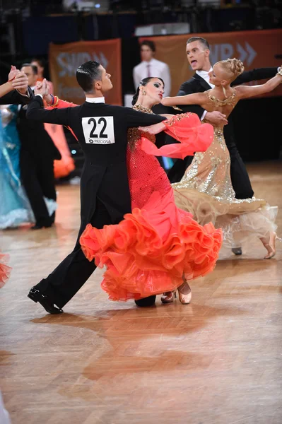 Casal de dança de salão, dançando na competição — Fotografia de Stock