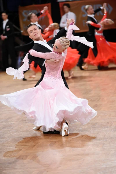 Ballroom dans paar, dansen op de concurrentie — Stockfoto