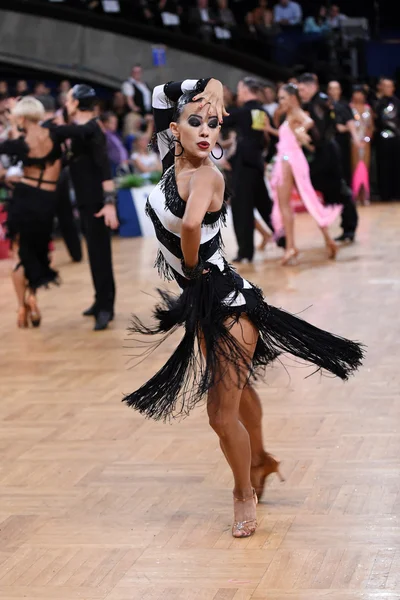 Kvinnliga latin dansare dansar under tävling — Stockfoto