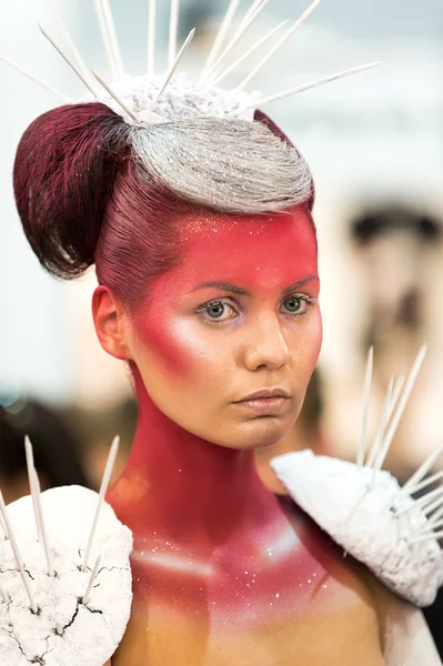 Portret van mooie vrouw op de haarmode weergeven — Stockfoto