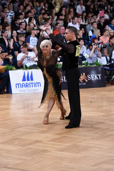 Couple latino-américain dansant à la compétition — Photo
