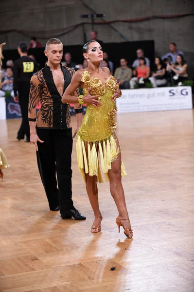 Pareja latinoamericana bailando en la competición — Foto de Stock