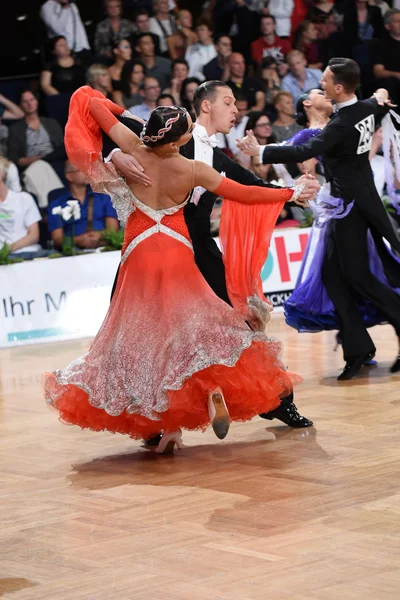 Pasangan dansa Ballroom, menari di kompetisi — Stok Foto