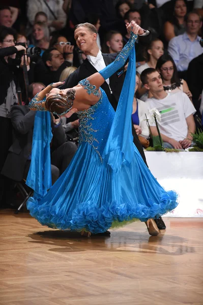 Gesellschaftstanz-Paar tanzt beim Wettbewerb — Stockfoto