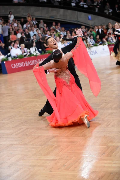 Pareja de baile de salón, bailando en la competencia — Foto de Stock