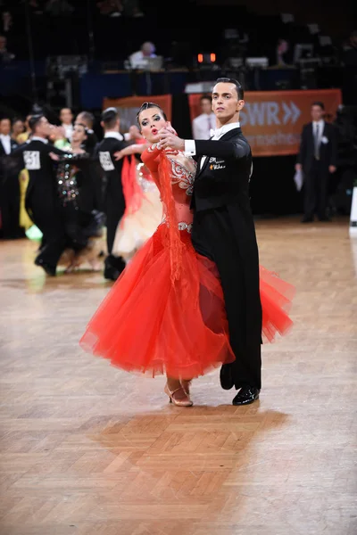 Ballroom dance couple, dancing at the competition — Stock Photo, Image