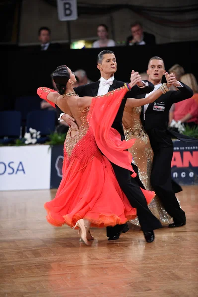 Pareja de baile de salón, bailando en la competencia — Foto de Stock