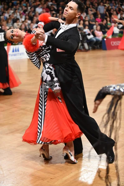 Pareja de baile de salón, bailando en la competencia — Foto de Stock