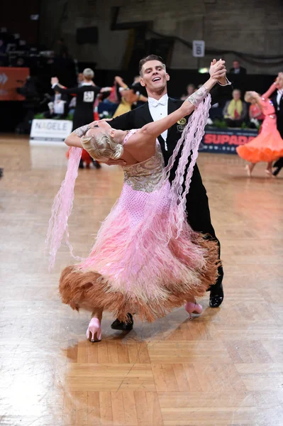 Ballroom dance couple, dancing at the competition — Stock Photo, Image