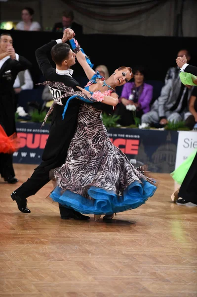 Ballroom dance couple, dancing at the competition — Stock Photo, Image