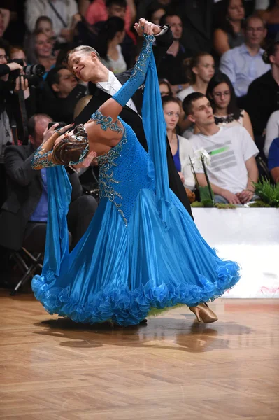 Ballroom dance par, dans på tävlingen — Stockfoto