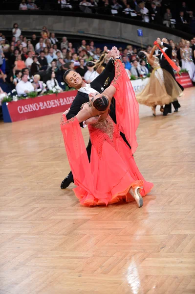 Gesellschaftstanz-Paar tanzt beim Wettbewerb — Stockfoto