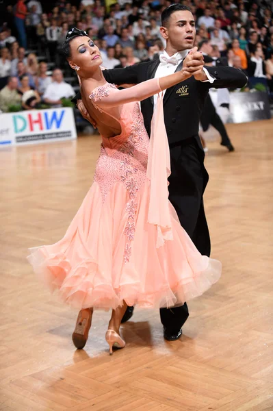 Pareja de baile de salón, bailando en la competencia — Foto de Stock