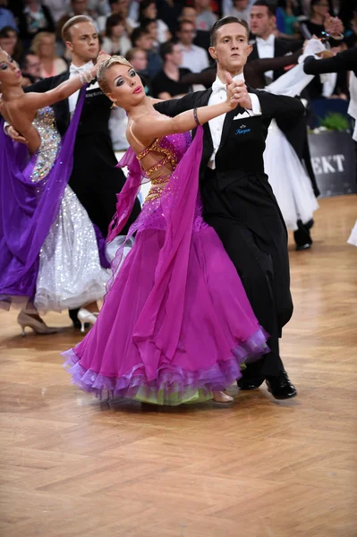 Pareja de baile de salón, bailando en la competencia —  Fotos de Stock